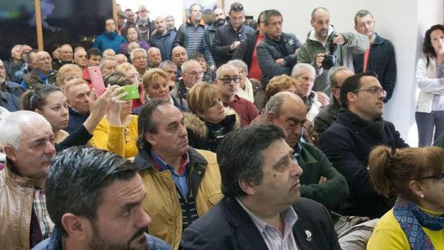 Asistentes al encuentro con el consejero de Medio Ambiente, Juan Carlos Suárez-Quiñones, en Fermoselle.