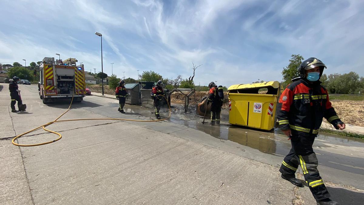 VÍDEO | Los bomberos de Zamora sofocan el fuego en tres contenedores