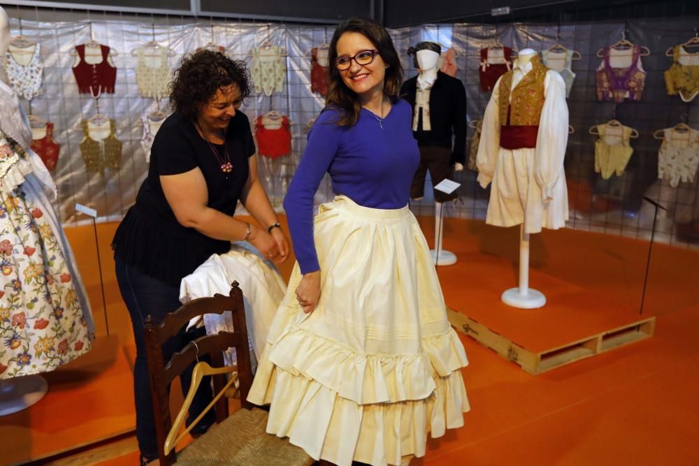 Mónica Oltra visita el puesto de la Escola d'Indumentària Tradicional Cànem en la Feria Fiesta y Boda