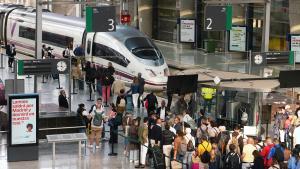 Vista general del interior de la estación de trenes de María Zambrano el día después del apagón generalizado