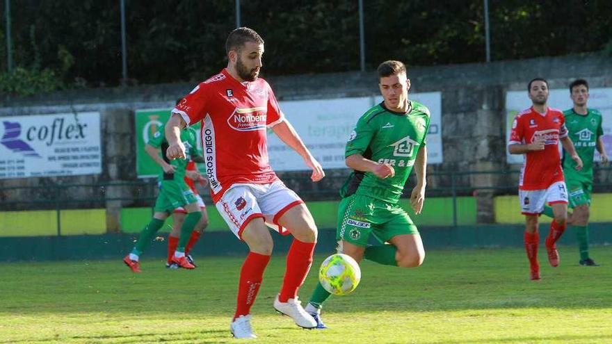 Un jugador del Estradense intenta controlar la pelota durante la derrota por 2-1 en el campo de Espiñedo frente al Arenteiro. // Iñaki Osorio