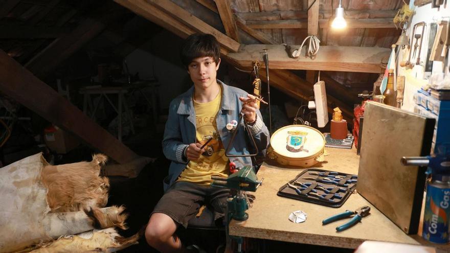 Diego ten 14 anos e fabrica instrumentos tradicionais