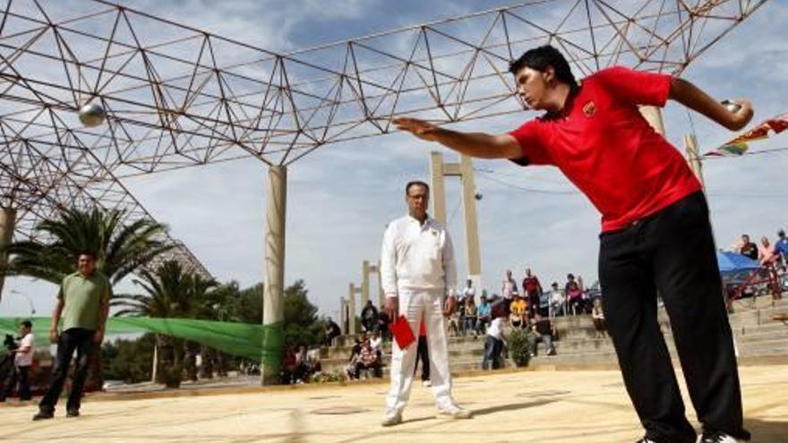 Aficionados jugando en el polideportivo de El Toscar, en Elche.