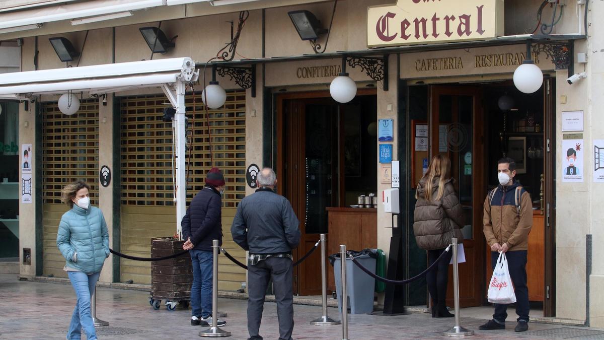 Comercios de Málaga en el primer día de cierre de la actividad no esencial.