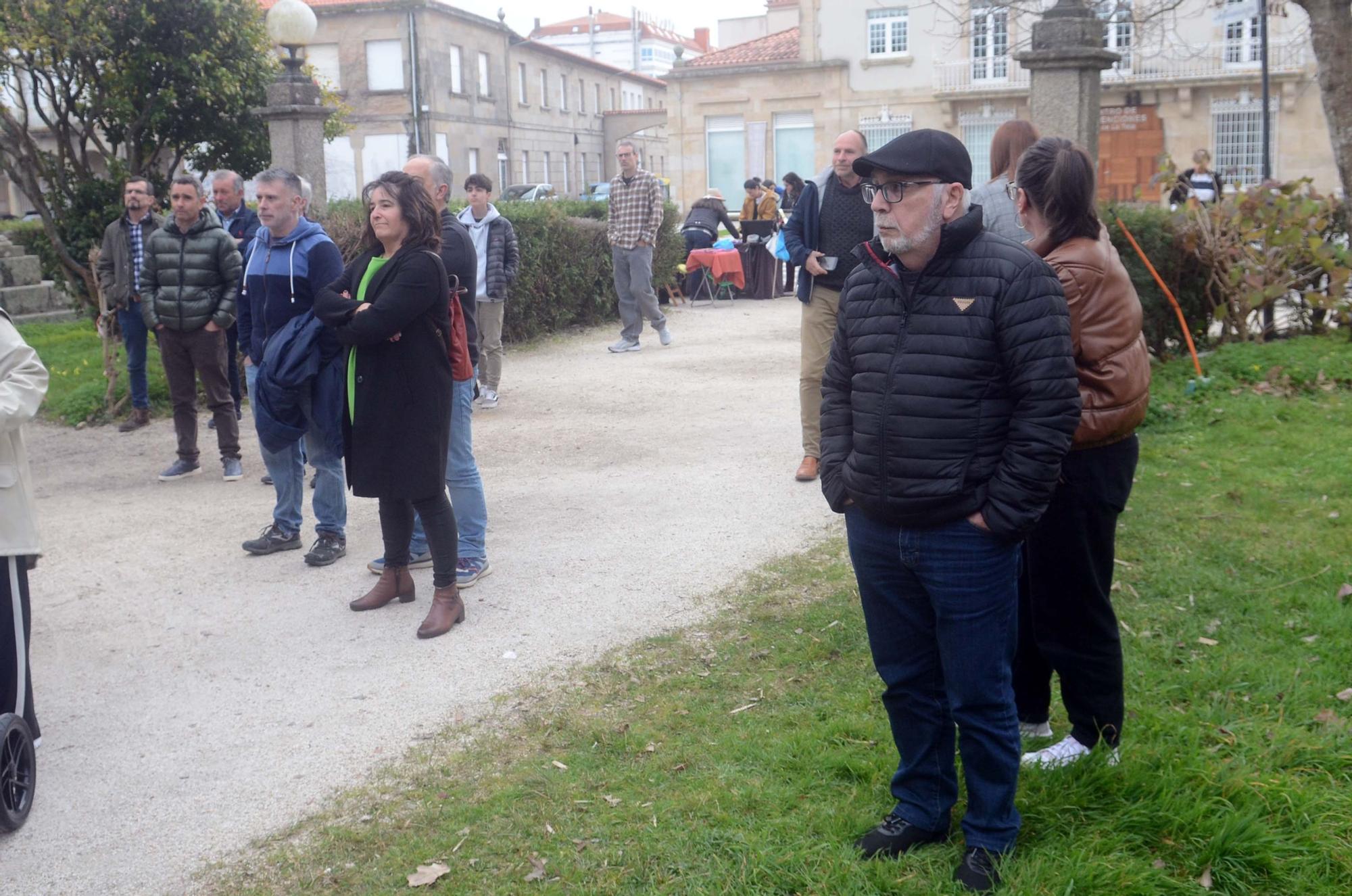 Así fue la inauguración de la escultura que recuerda al burro que descubrió las aguas termales de A Toxa.