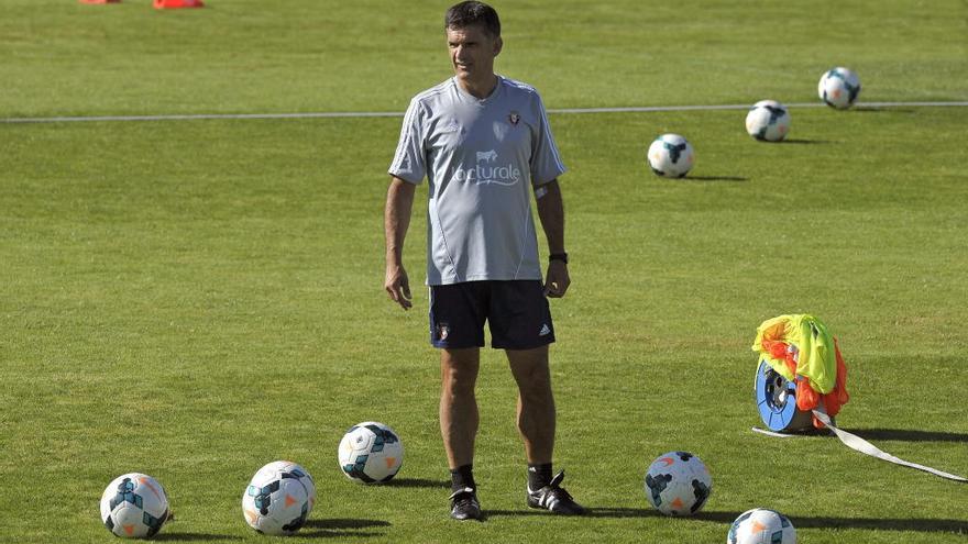 Mendilibar, durante un entrenamiento con Osasuna. // Villar López