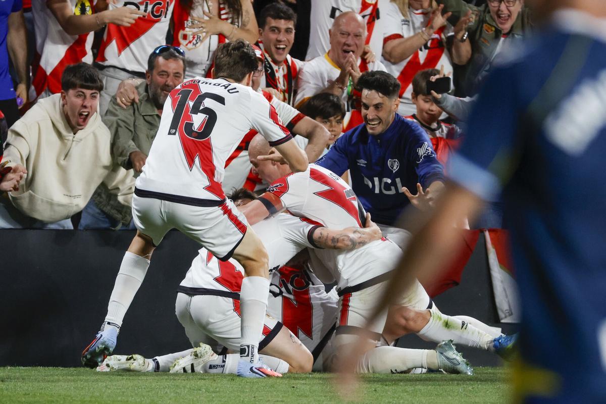 Los jugadores del Rayo celebran el tanto de Camello.