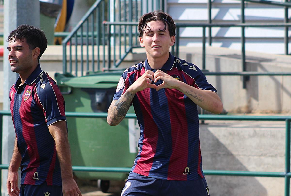 Aleix Enríquez fue una pesadilla para la defensa albinegra y anotó dos goles.