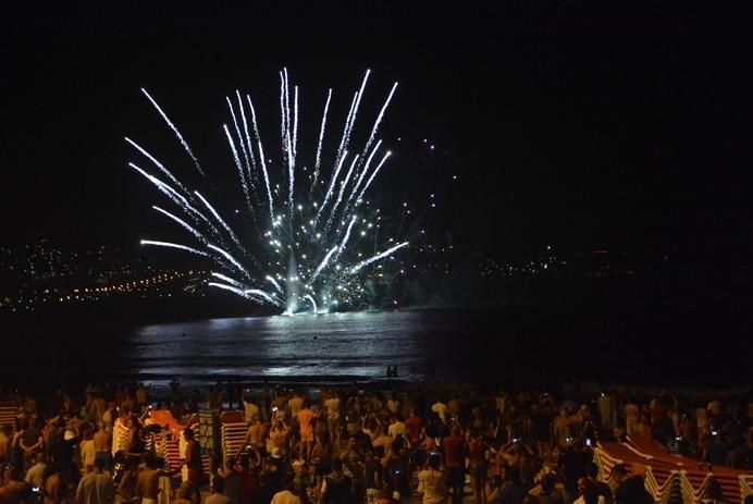 Hogueras de San Juan en la playa del Inglés