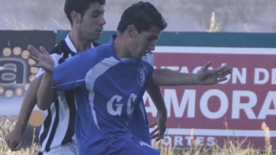 Un jugador del GCE Villaralbo B retiene el esférico.