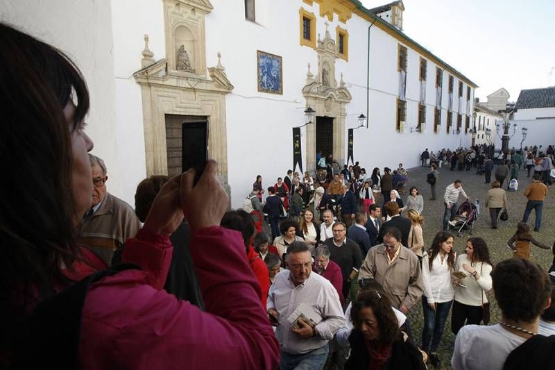 GALERÍA GRÁFICA / Colas para rendir culto a la Virgen de los Dolores