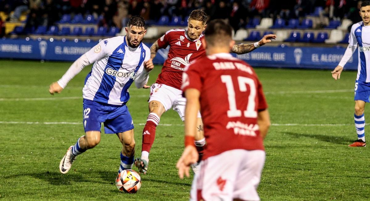 Futbolistas de Alcoyano y Murcia pugnan por un balón