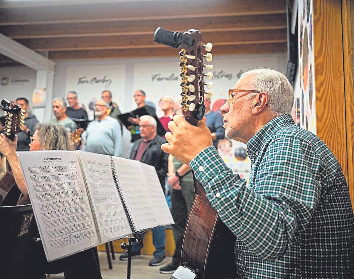 Un componente de la rondalla Mamel's durante el ensayo en Diablos