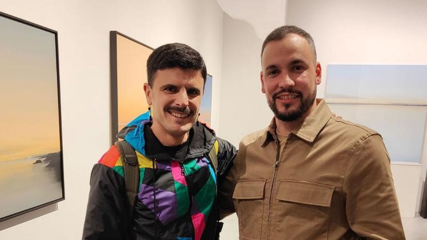 El cantante Rodrigo Cuevas junto al pintor Diego Benéitez el día de la inauguración de la muestra, rodeados de cuadros del artista zamorano. | Cedida