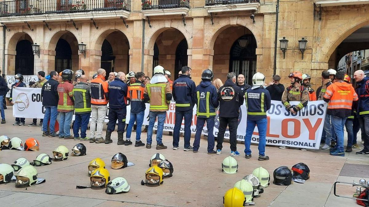 La protesta de los bomberos, ayer, en la plaza del Ayuntamiento de Oviedo. | J. L. S.