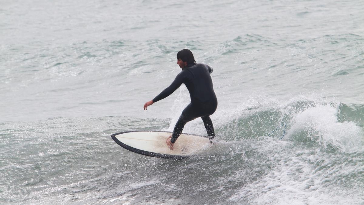 Temporal en la playa El Dedo con surfistas