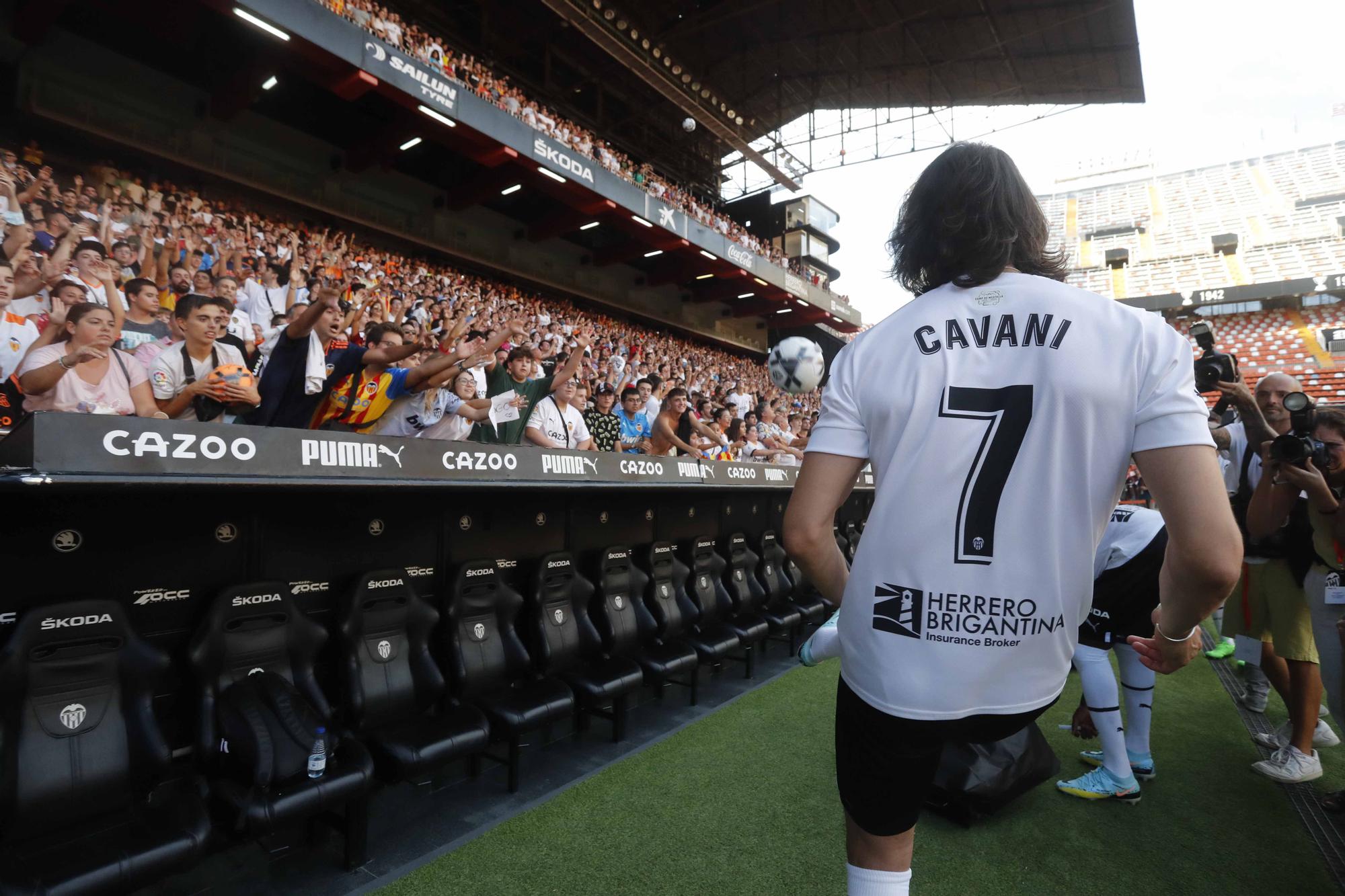 'Cavanimanía': Locura de la afición para dar la bienvenida a los fichajes del Valencia