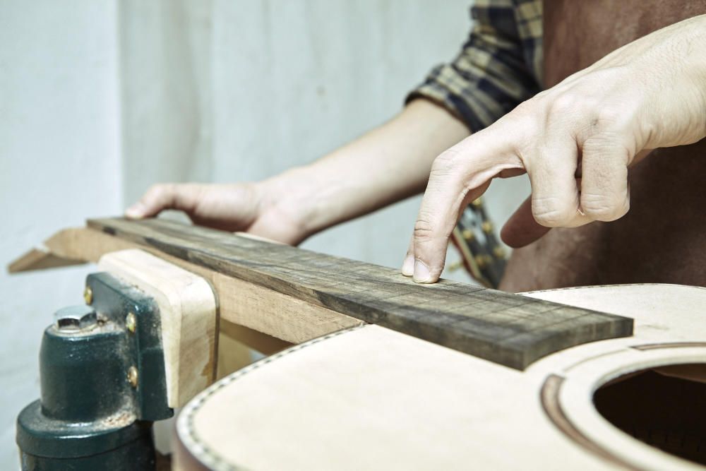 Físico que se ha convertido en luthier y confeccio