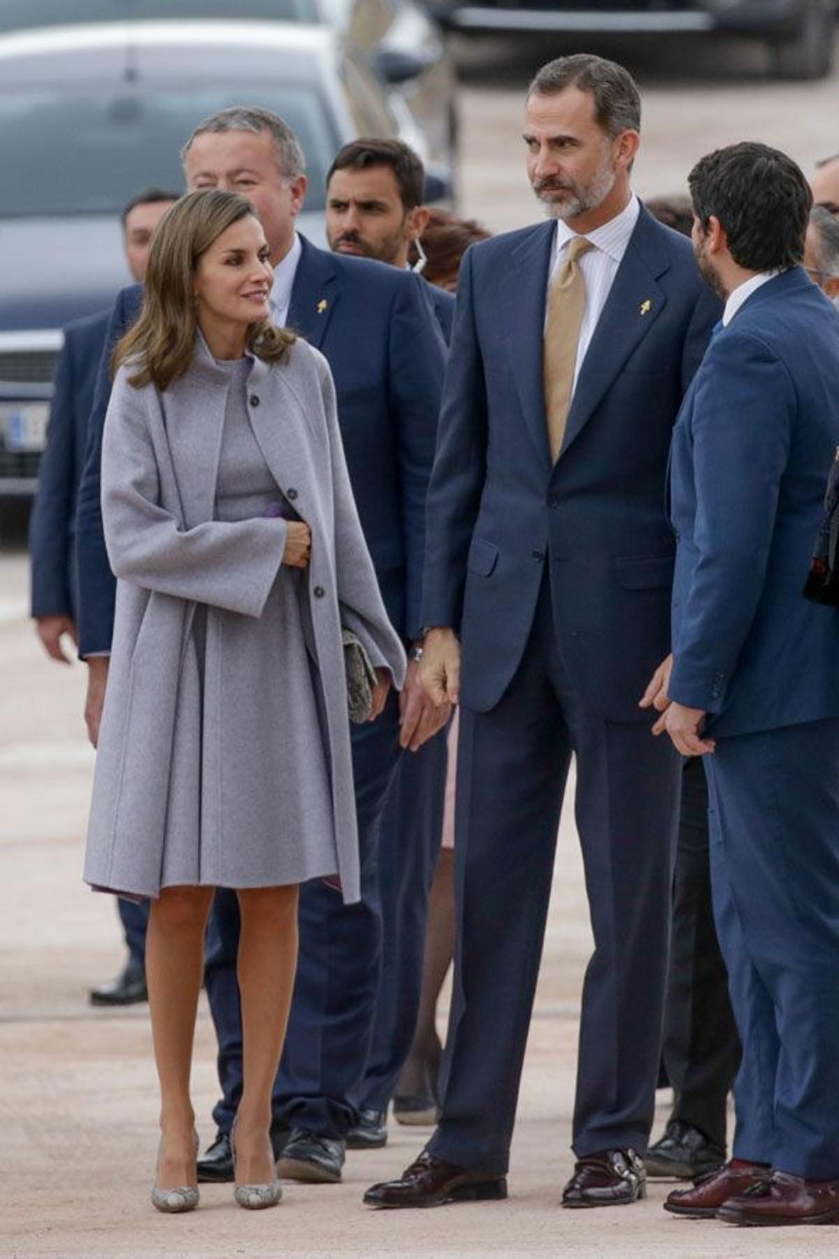 Letizia Ortiz de lana de Carolina Herrera y accesorios de animal print