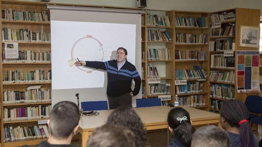 Amador Menéndez durante su charla en el Instituto Pérez de Ayala de Ventanielles.