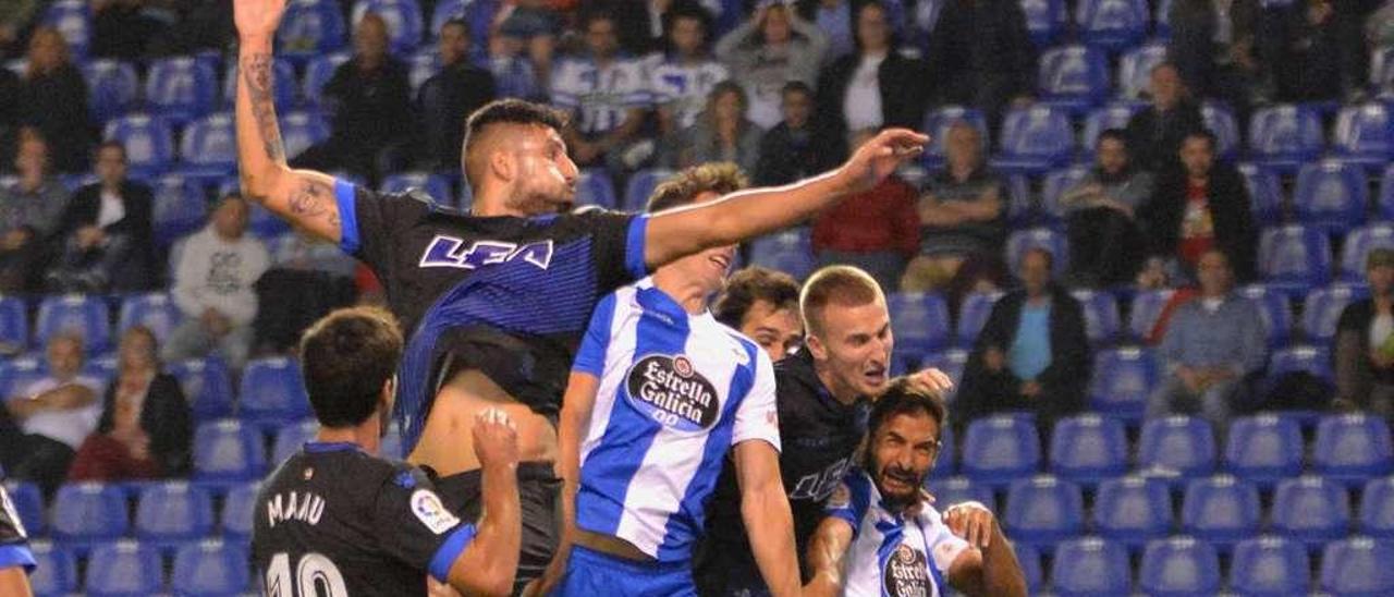 Una imagen del Deportivo de La Coruña-Deportivo Alavés de la pasada semana en Riazor, con la grada de la &quot;U&quot; televisiva despoblada.