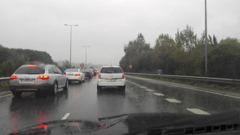 Cinco accidentes en menos de dos horas colapsan los accesos a Oviedo.