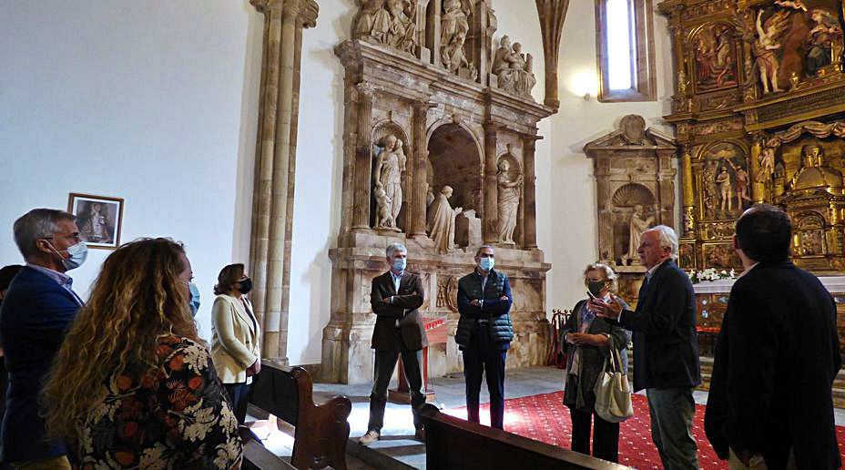 Joaquín Lorences, el segundo por la derecha, explica la obra a los asistentes ante el altar mayor y el mausoleo de Fernando de Valdés-Salas. | D. Á.