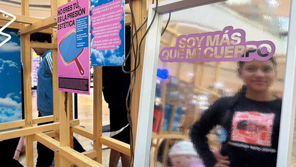 Una parte de la instalación montada por San Juan de Dios para fomentar preguntas entre los jóvenes.