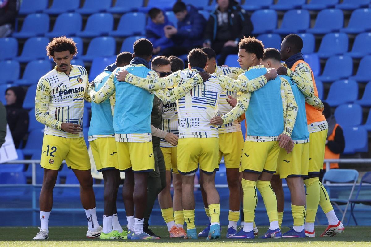 Los jugadores del Villarreal hacen piña en Getafe.