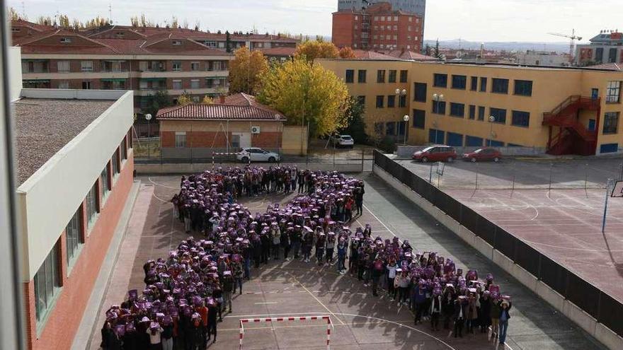 Acto contra la violencia en el patio del instituto María de Molina.