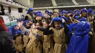 El genio de la lámpara concede lluvia para la fiesta de Escolinos antroxaos y lleva la fiesta bajo techo en Avilés