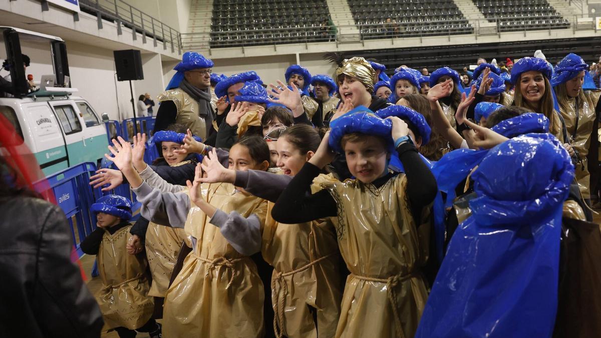 El genio de la lámpara concede lluvia para la fiesta de Escolinos antroxaos y lleva la fiesta bajo techo en Avilés