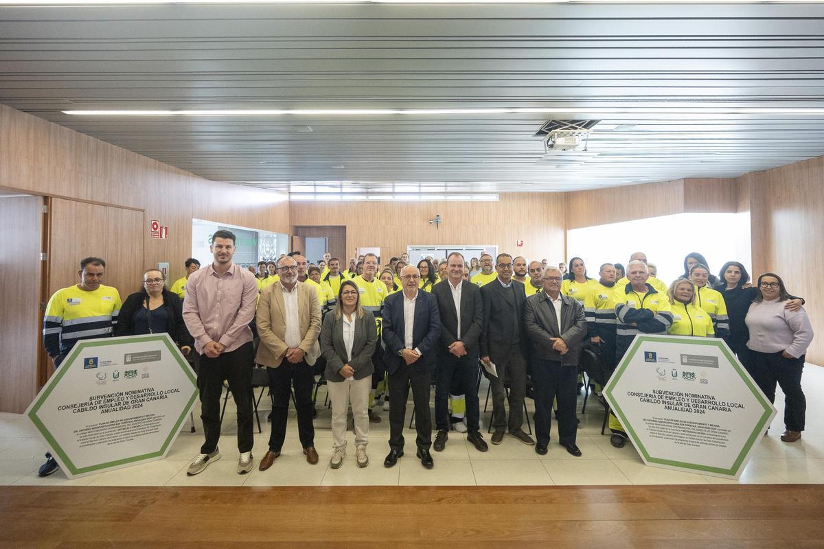 Imagen del acto de clausura del Plan de Adecentamiento del Entorno Aeropuerto-Zona Sur, con autoridades y el personal que ha participado.