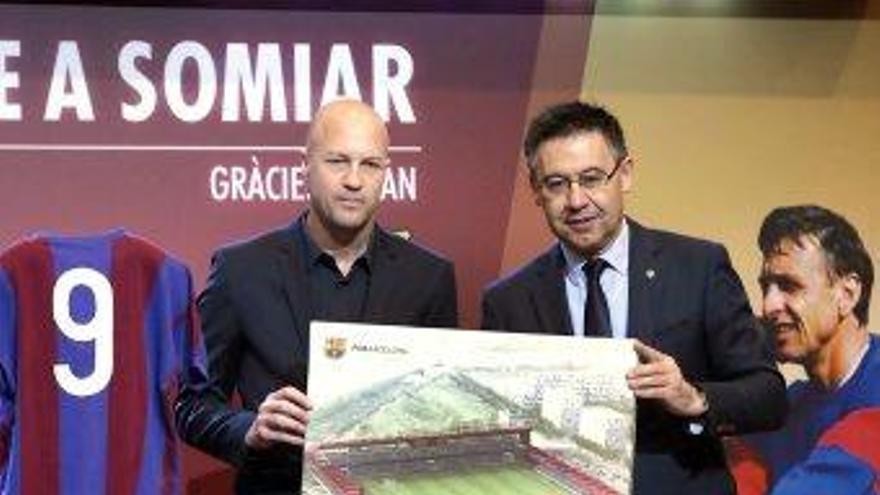 Jordi Cruyff amb Bartomeu ensenyant el nou Estadi Johan Cruyff