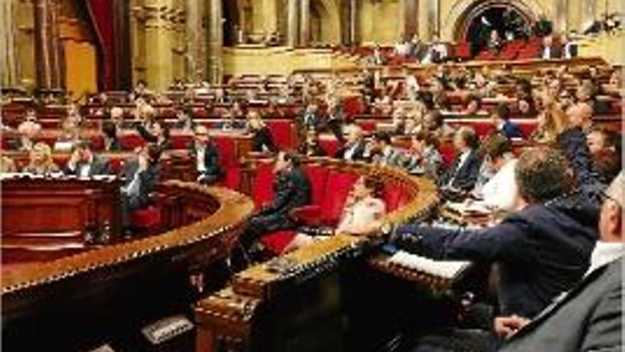 El Parlament insta a reduir les taxes universitàries un 30% i JxSí hi vota en contra