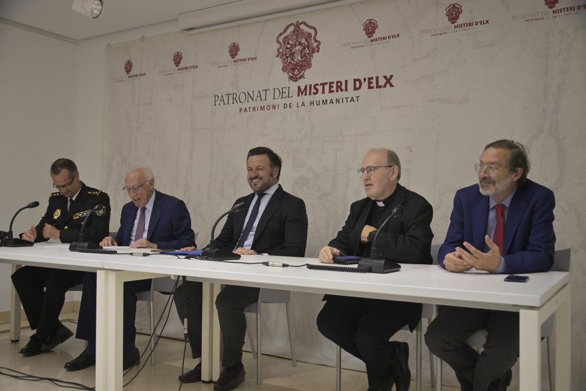 Un momento de la presentación del portaestandarte y de los electos