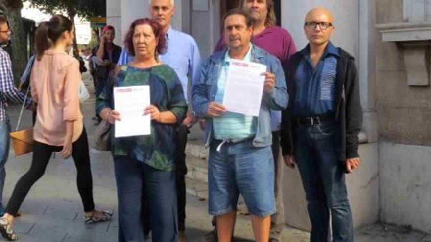 Responsables de la Federación de Sanidad de CC OO, tras presentar la denuncia.