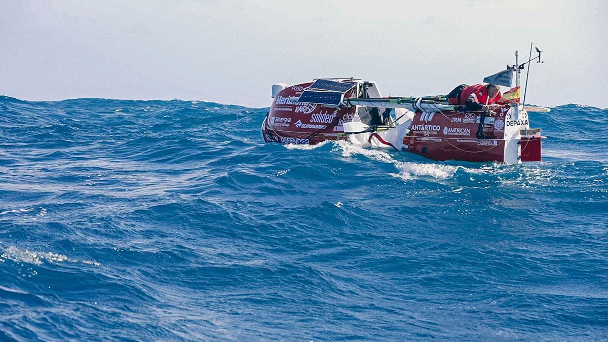 Antonio de la Rosa reparando en medio del oleaje un piloto del  'Ocean Defender'