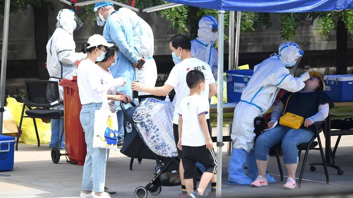 La Comisión Nacional de Salud de China informó hoy de 40 nuevos casos de COVID-19 detectados el lunes, 8 de ellos procedentes del exterior y 32 a nivel local, de los cuales 27 se registraron en Pekín, tras el brote de coronavirus detectado en el principal mercado de la capital.
