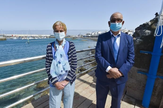 09-07-2020 AGAETE. Izado de la bandera azul en la playa de Las Nieves por un pescador y una sardinera, ambos de más de 80 años, junto a la alcaldesa María del Carmen Rosario. Fotógrafo: ANDRES CRUZ  | 09/07/2020 | Fotógrafo: Andrés Cruz