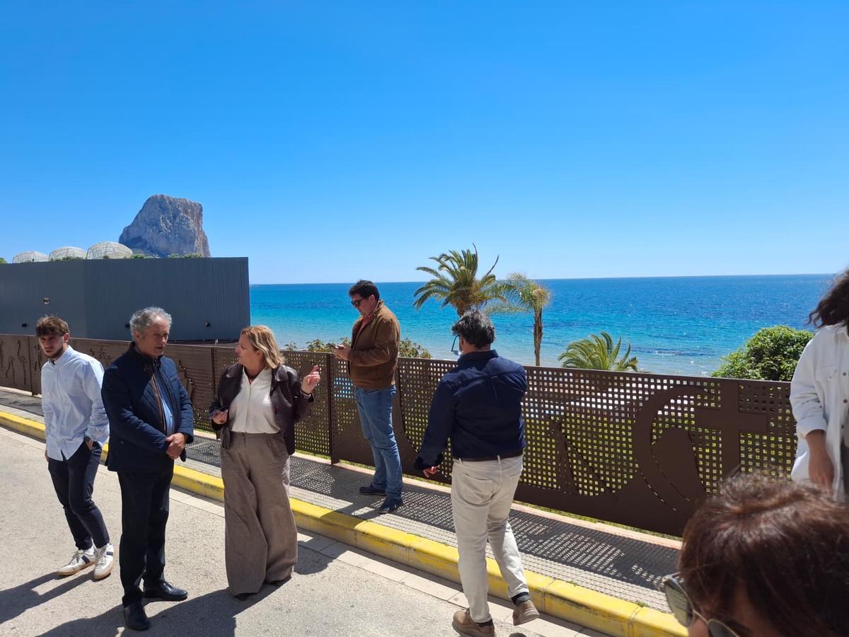 Toni Marí y Ana Sala charlan junto a la nueva barandilla