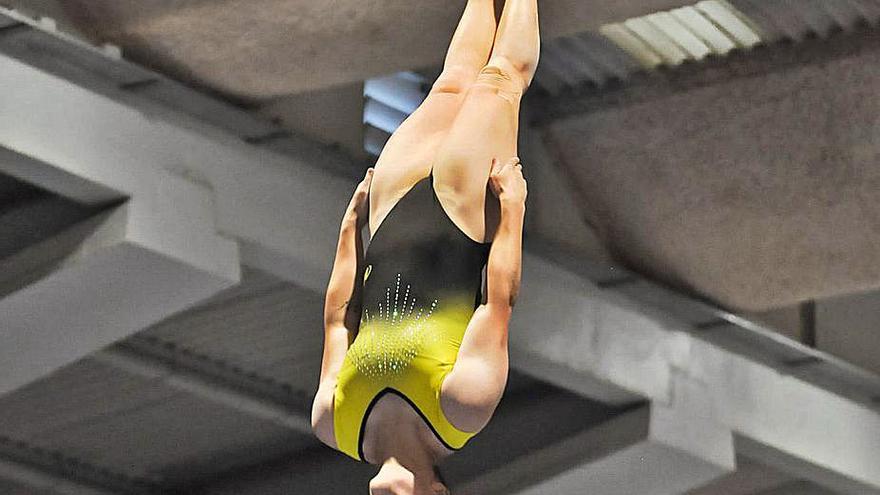 Melania Rodríguez, del Ximnasia Burgas, durante un salto. |  // FDV