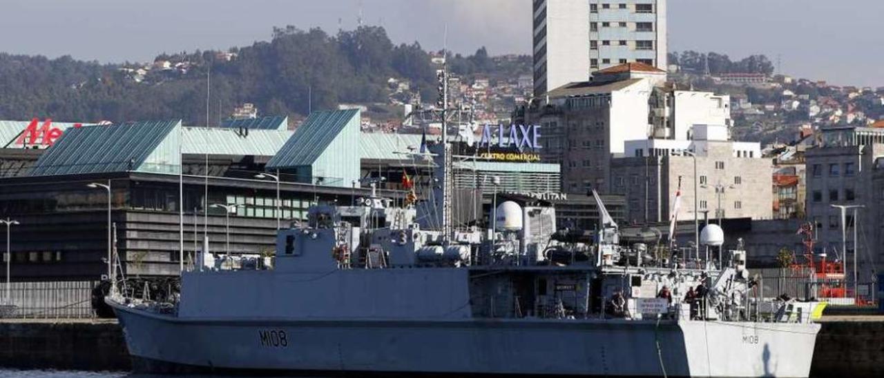 Concentración naval en aguas gallegas | Después de que el británico Grimsby se desmarcara de la flotilla de la OTAN por motivos logísticos para dirigirse a Vigo -en la imagen de arriba, en la Estación Marítima-, el resto de los  buques se mantuvieron concentrados en aguas gallegas cercanas a Portugal (en la imagen &quot;satélite&quot; de abajo, su posición ayer tarde). En las próximas horas todos juntos arrancarán máquinas para enfilar hacia la Ría.