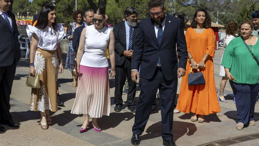 Marga Prohens, junto al alcalde de Marratxí (en el centro de la foto) y Nerea García (de naranja), ayer.