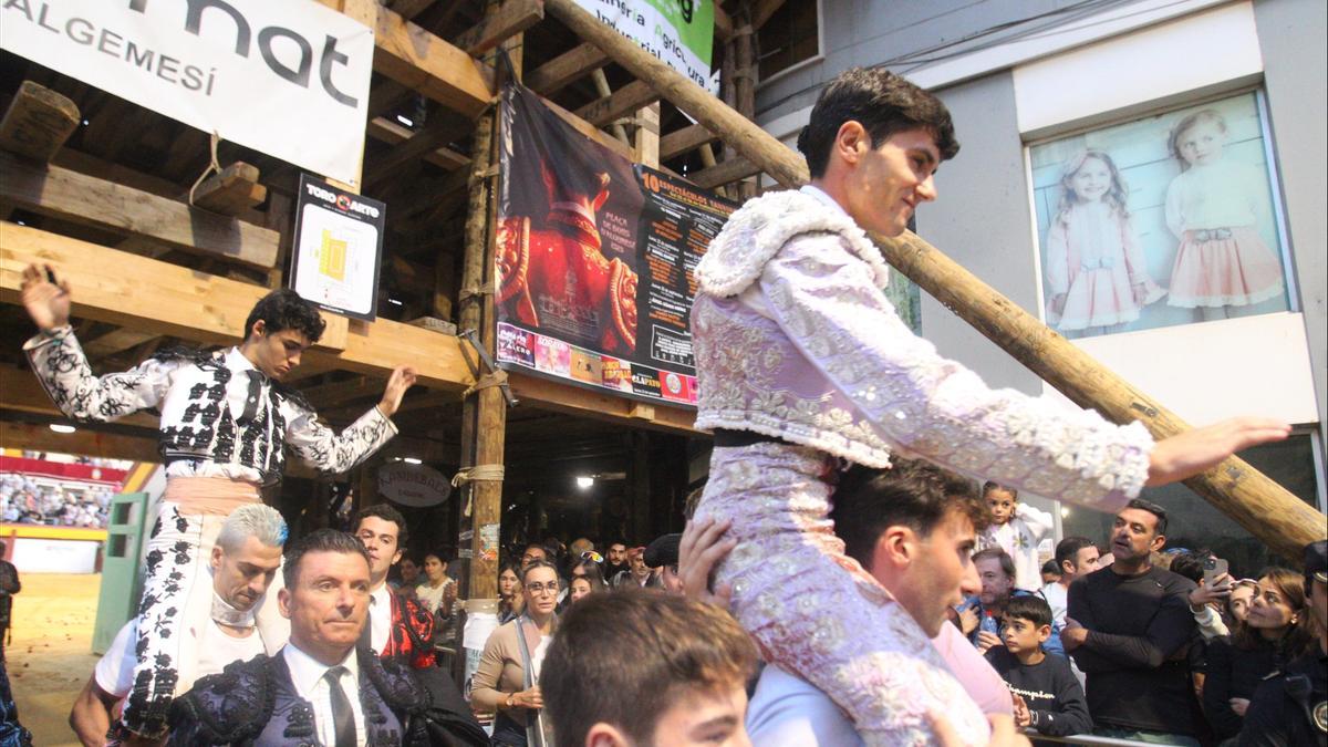 Tomás Bastos y Juan Alberto Torrijos salen por la puerta grande de Algemesí.