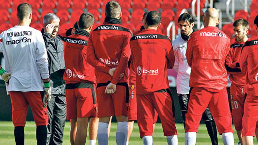 Gregorio Manzano da la charla ayer a sus jugadores sobre el césped del Iberostar Estadio.