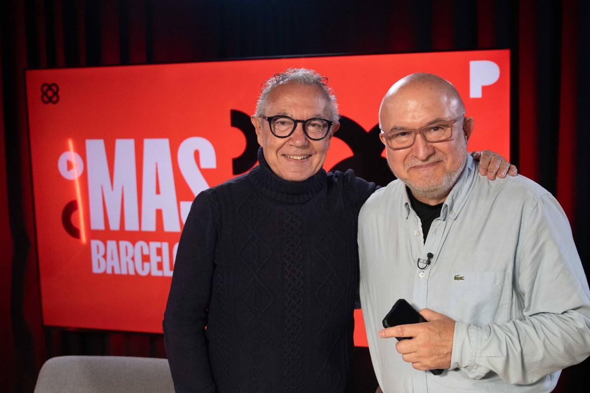 Sergi Mas, en el plató de Mas Barcelona junto a Àngel Lacalle, director cultural de La Marató de TV3