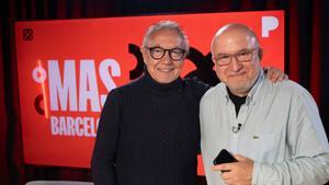 Sergi Mas, en el plató de Mas Barcelona junto a Àngel Lacalle, director cultural de La Marató de TV3