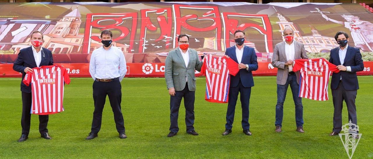 Un momento de la presentación de la camiseta del Sporting para la temporada 2020-21