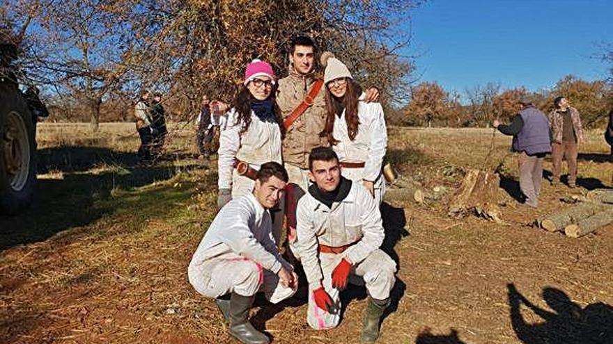 Los cinco quintos de Carbajales de Alba preparados para la recogida de la leña.